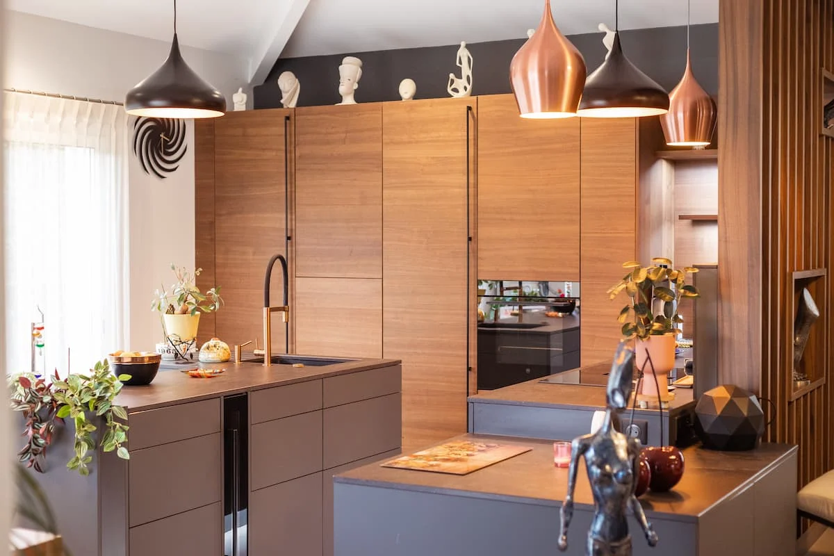 00-cuisine-facade-bois-cave-a-vin-electromenager-design-luminaire-suspension