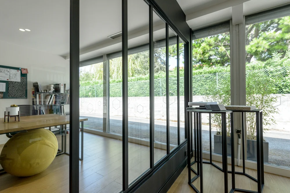 12-vue-exterieur-verriere-separation-cloison-vitree-table-sur-mesure-metal-luminosite-bureaux