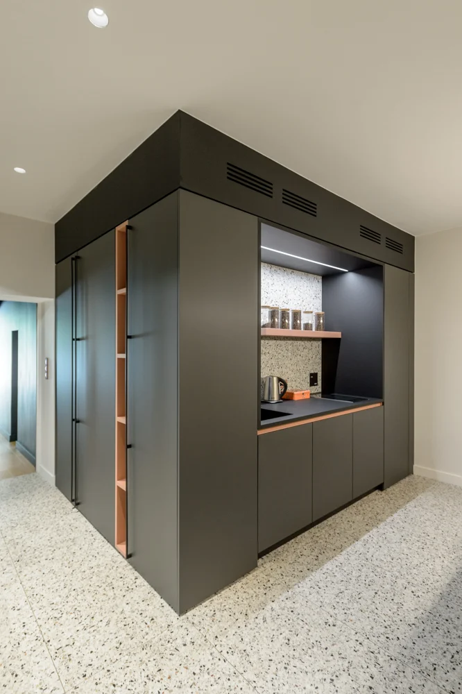 22-cuisine-angle-cube-rose-noir-anthracite-volume-espace-sol-carrelage-terrazzo-bouche-de-climatisation-staff-platre