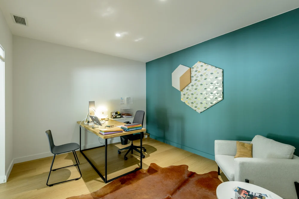 45-bureau-perspective-vert-peinture-little-greene-fauteuil-tapis-peau-bete