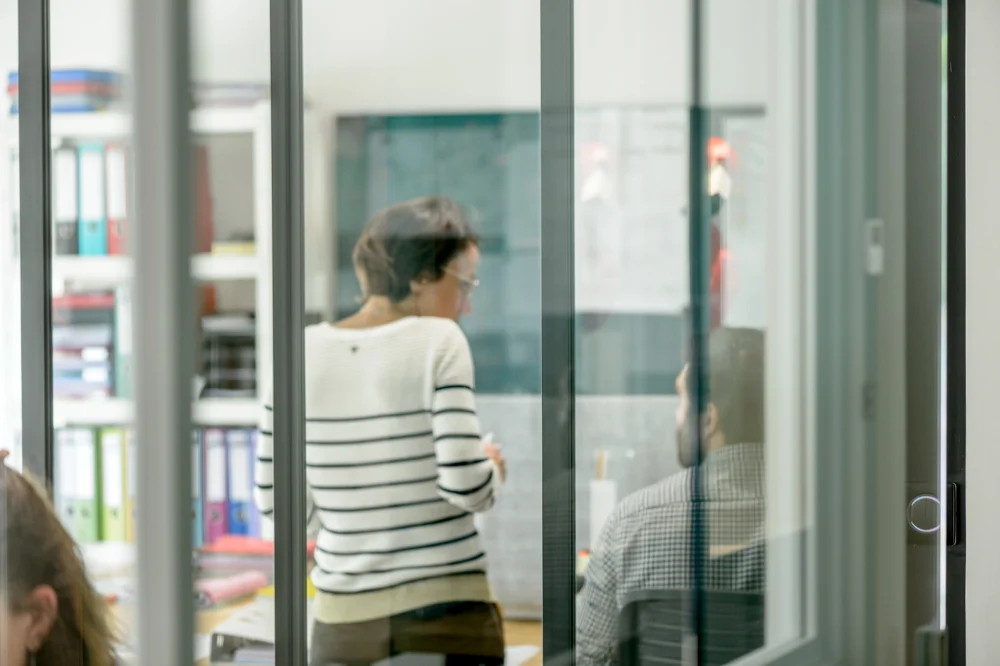 56-echange-collaborateurs-bureaux-travail-animation-vitrage