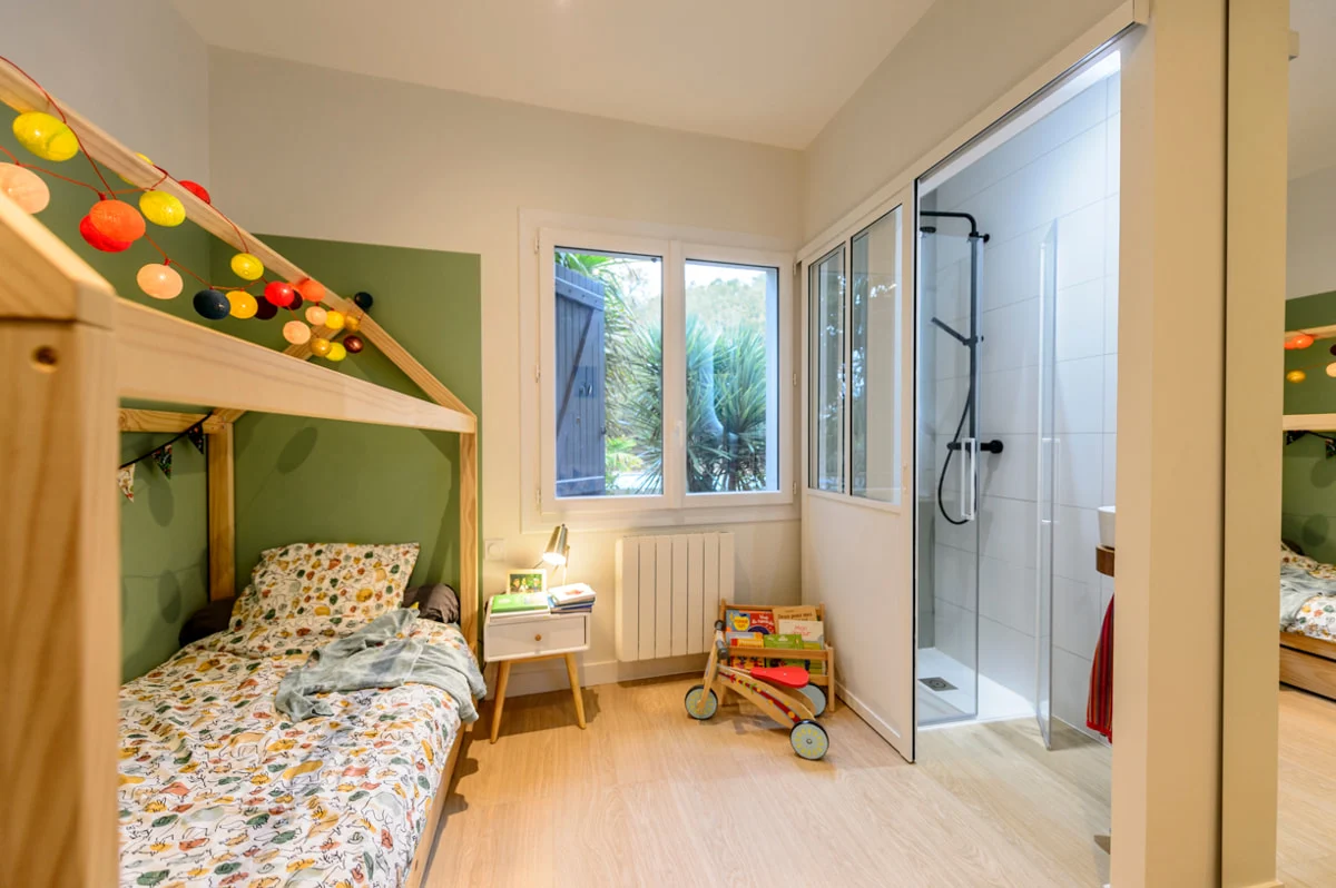 Chambre-enfant-lit-cabane-guirlande