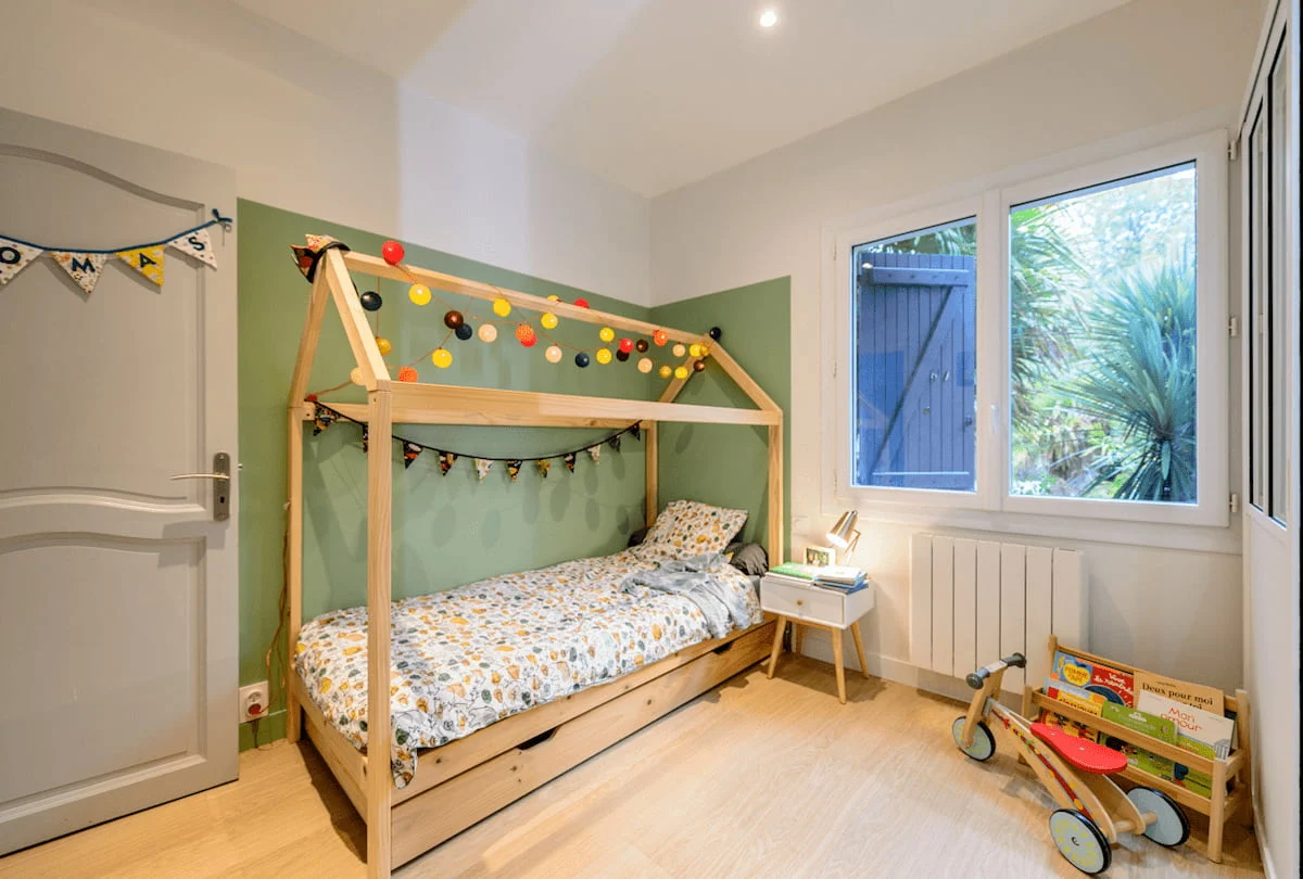 Chambre-enfant-peinture-cadre-vert-cabane-1