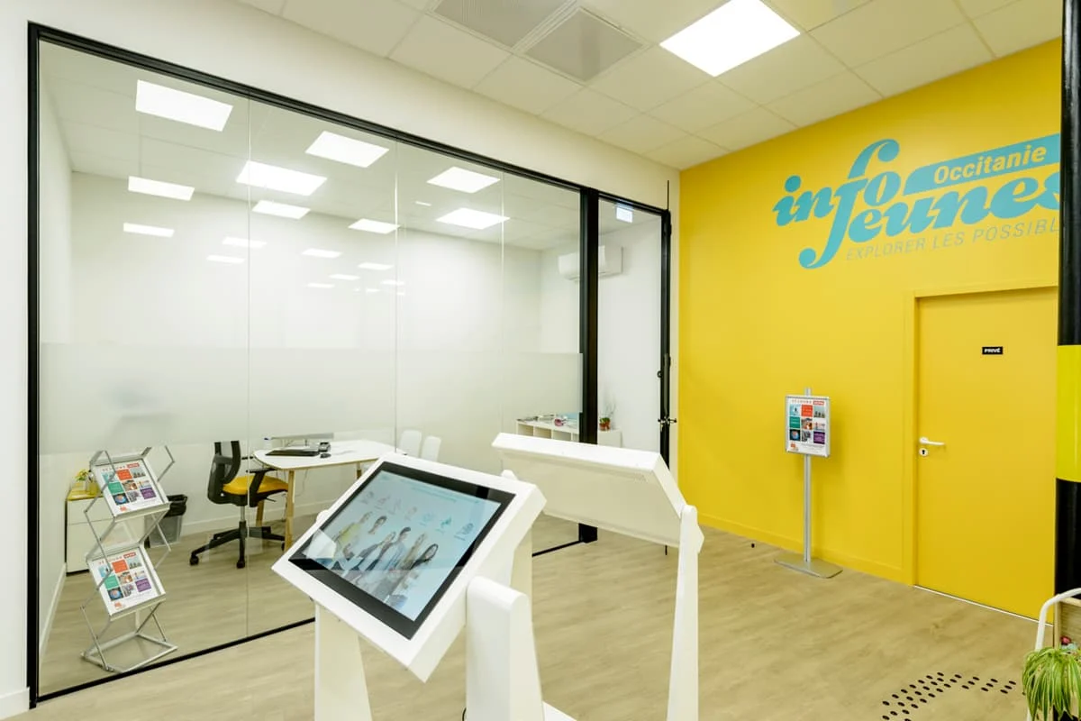 0-grande-vue-cloison-vitree-borne-accueil-technologie-moderne