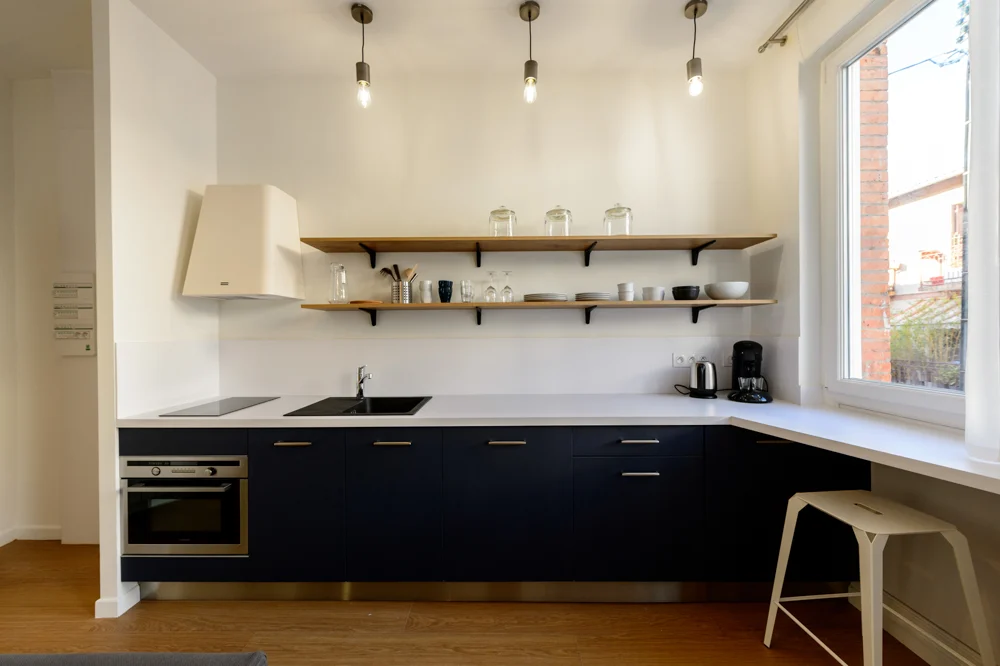cuisine-bleu-marine-blanche