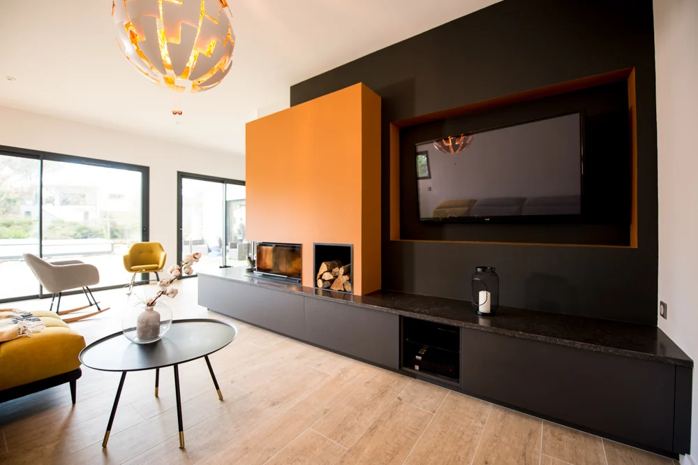 angle-salon-moderne-noir-fonce-contraste