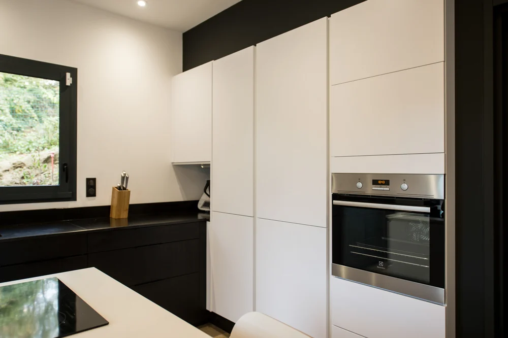 cuisine-vitree-lumiere-blanc-noir-encastree