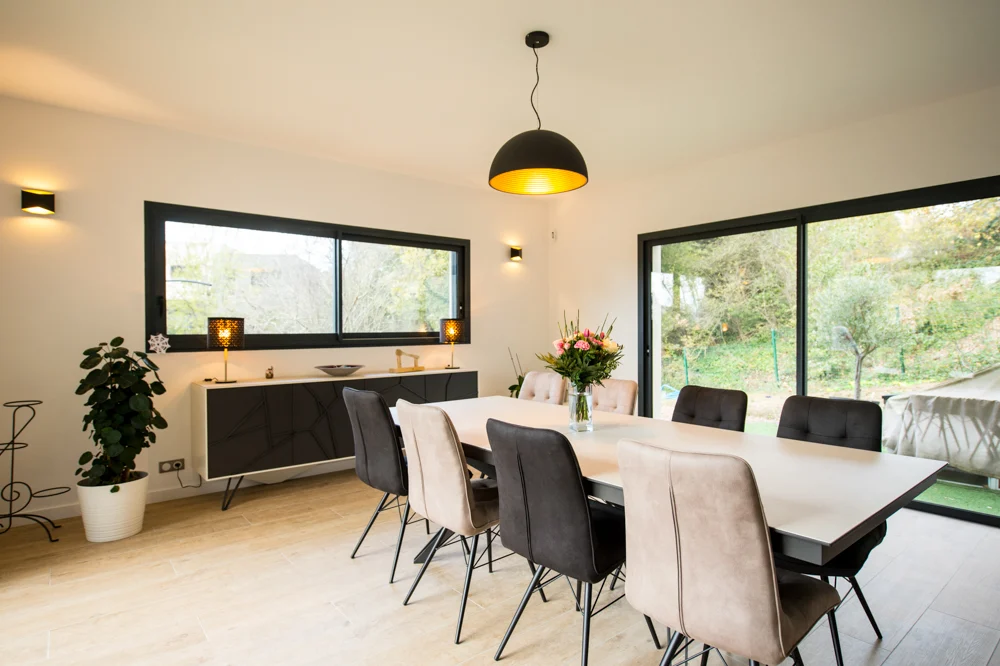 salle-a-manger-table-chaise-convivial-fenetre-suspension-decoration-amenagement