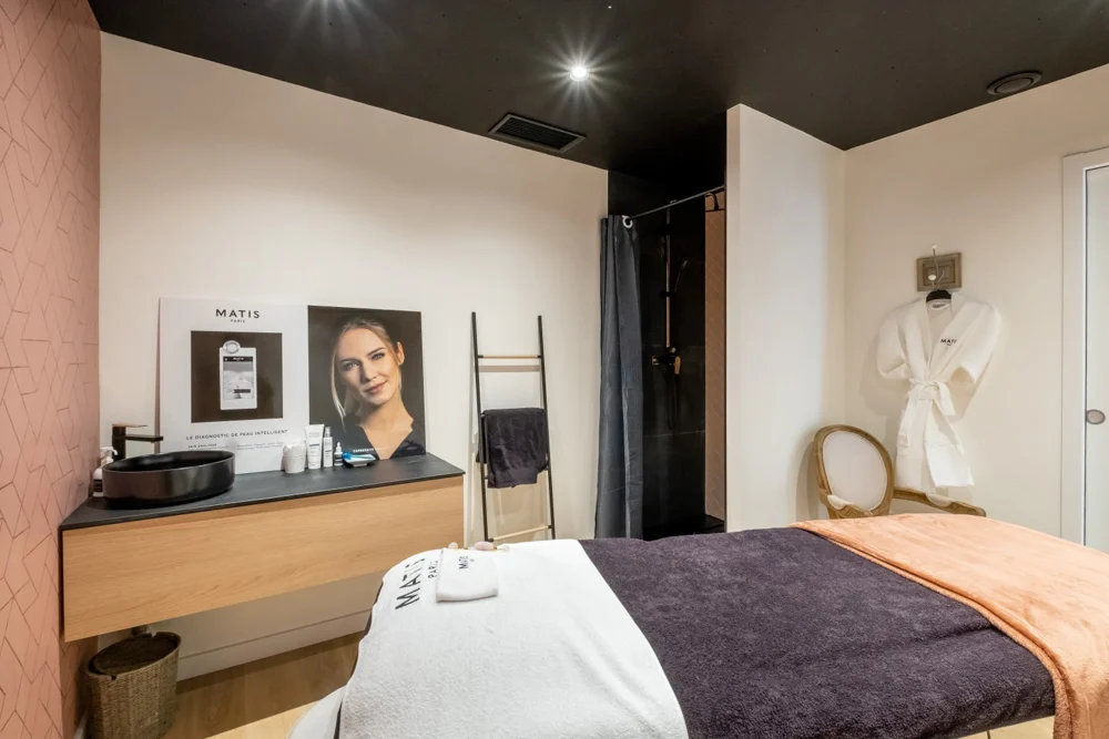 5-sanitaire-rose-noir-ciel-etoile-spot-lumiere-ambiance-massage-detente-vasque-robinet-meuble-suspendu