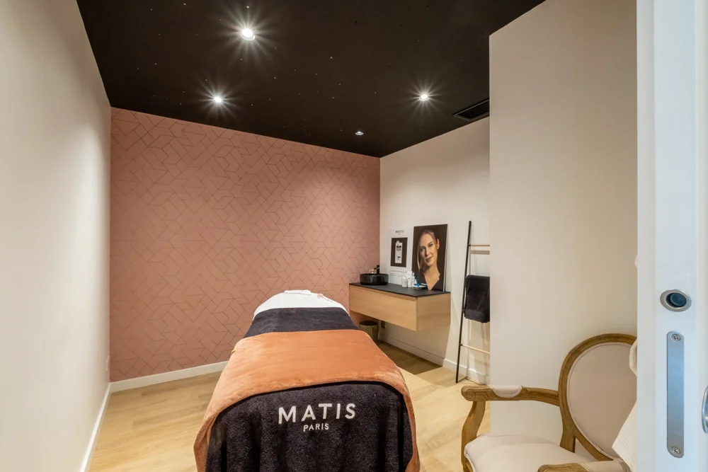 6-salle-de-massage-acoustique-insonorisee-ambiance-ciel-etoile-nuit-rose-doux-colore-soin-bien-etre-institut