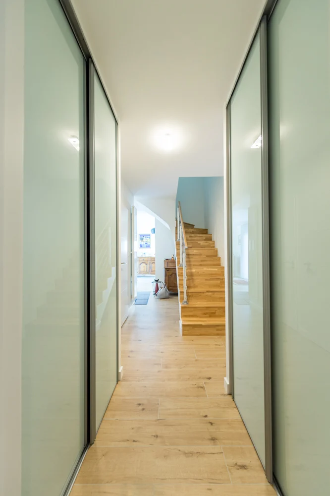 11-couloir-renovation-stratifie-lumineux