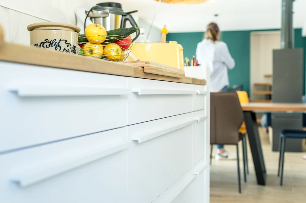meuble-cuisine-detail-blanc-bois